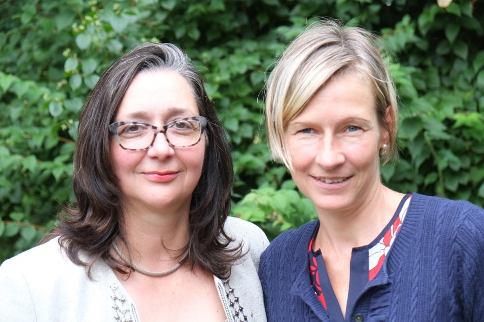 Bildunterschrift: (LC Göppingen): Die neue Lions-Präsidentin Susanne Köhler (rechts) übernimmt die Amtsgeschäfte der Vorgängerin Sandra Skutta (links).