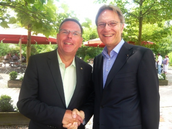 Neuer Lionspräsident: Thomas Hauser (links) übernimmt die Amtsgeschäfte vom Vorgänger Dr. Matthias Albani (rechts)