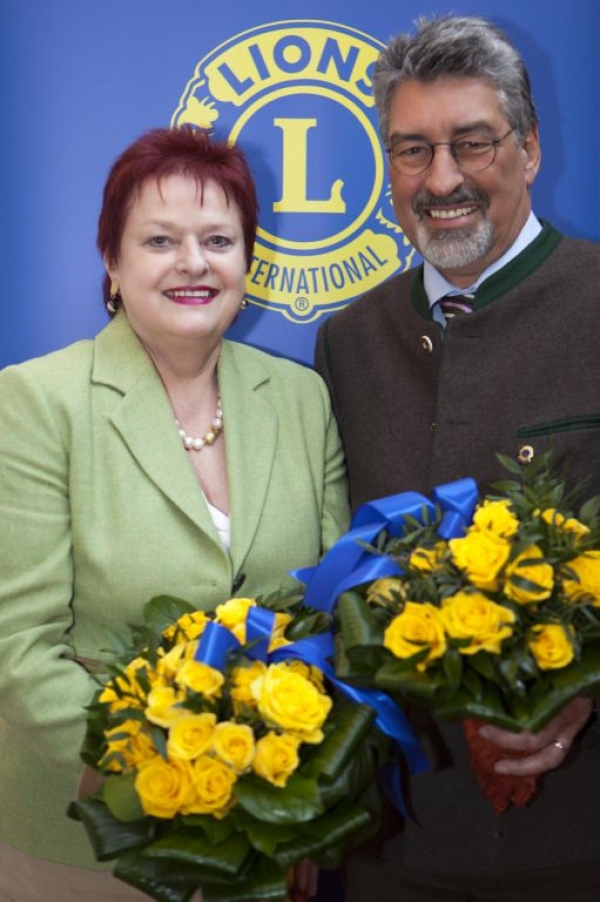 Armin Brendel (rechts) vom Göppinger Lionsclub nimmt die Auszeichnung auf der Districtversammlung entgegen. Links im Bild: LC-Vizegovernorin Elsbeth Rommel