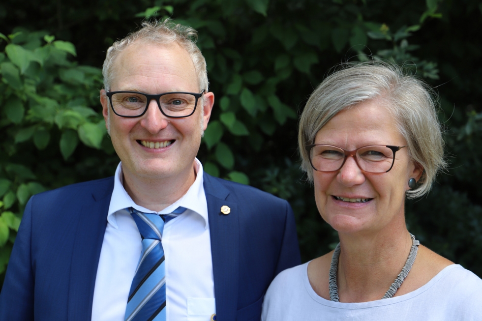 Amtsübergabe: Neuer Lionspräsident Sven Bayer mit der Vorgängerin Susanne Mehlis