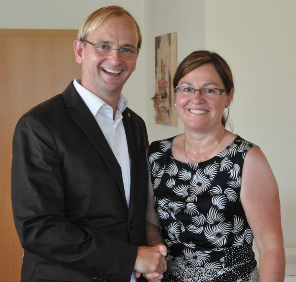 Bild (LC Göppingen): Der neue Lionspräsident: Gernot Imgat übernimmt die Amtsgeschäfte von der Vorgängerin Birgit Rapp-Zeiser (rechts)